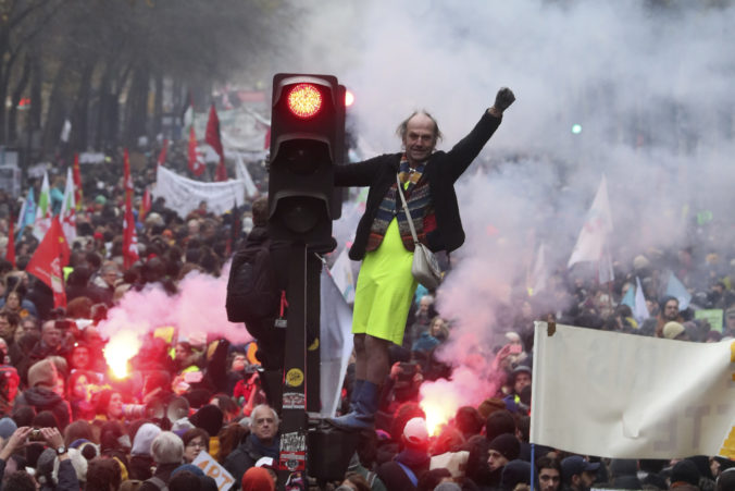Foto: V Paríži protestujú odborári, ochromili dopravu, rozbíjajú výklady a zakladajú požiare