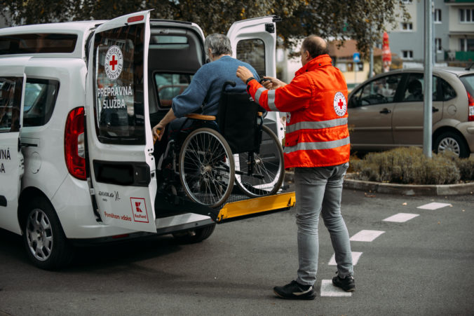 Vďaka projektu Jedlo je pomoc poputuje Slovenskému Červenému krížu 6 nových špeciálne upravených vozidiel