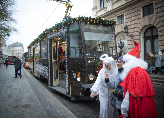 Dopravný podnik Bratislava vypravil do ulíc hlavného mesta tradičnú Vianočnú električku