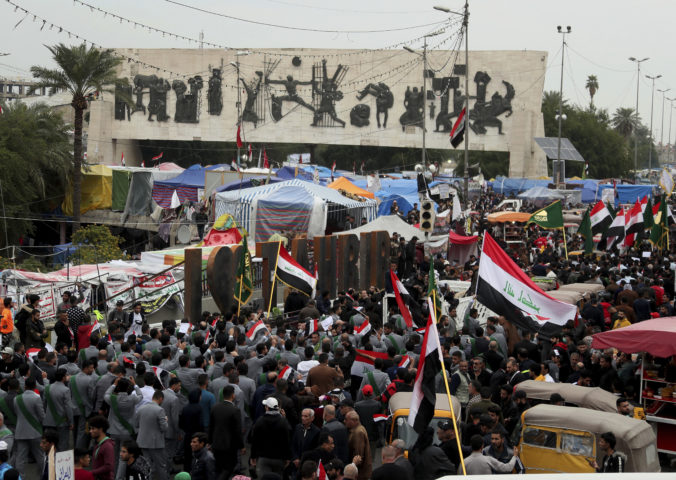 Na demonštrantov v Bagdade strieľali neznámi ozbrojenci, najmenej pätnástich ľudí zabili