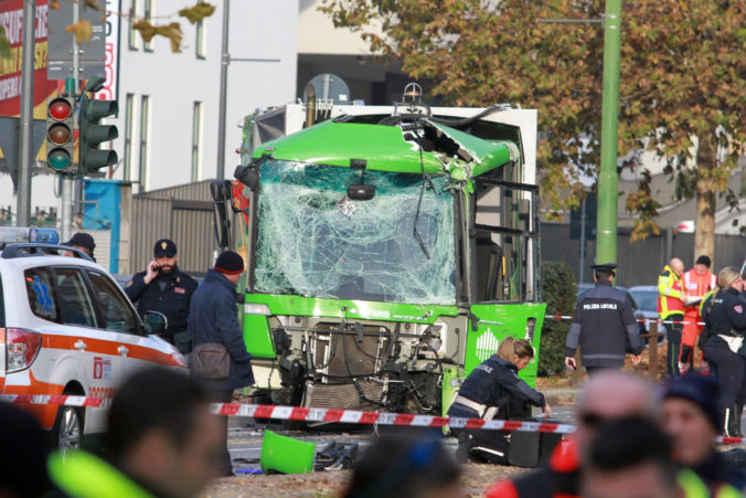 Autobus sa v Miláne zrazil so smetiarskym autom, nehoda si vyžiadala dvanásť zranených