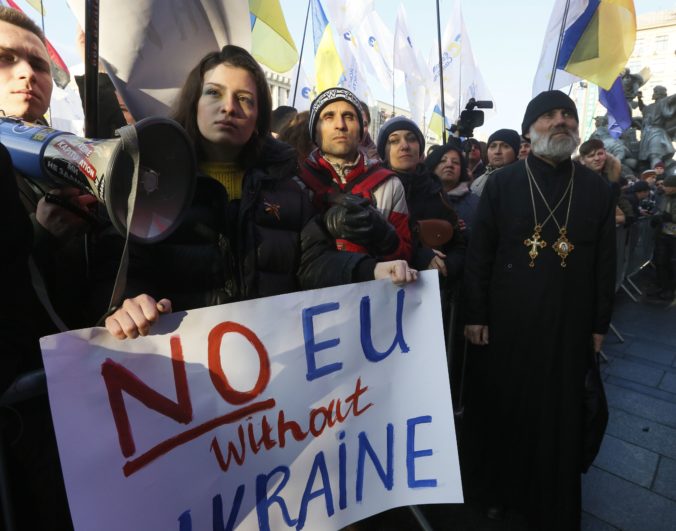 Demonštranti v Kyjeve vyzvali prezidenta, aby na summite bránil záujmy Ukrajiny