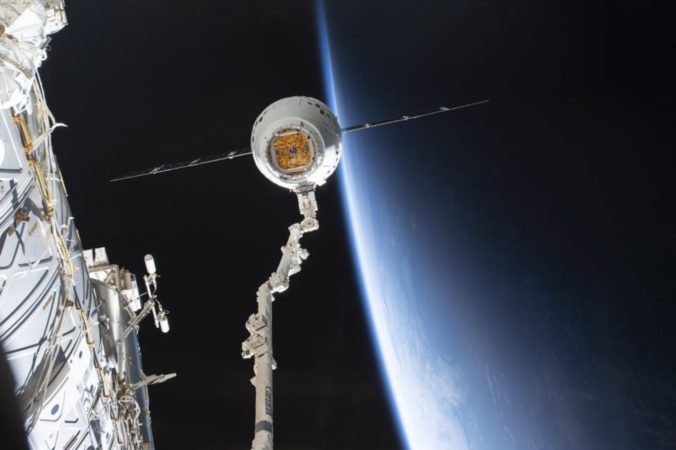 Video: Na ISS dorazili zásoby z NASA, posádke poslali aj vianočné darčeky