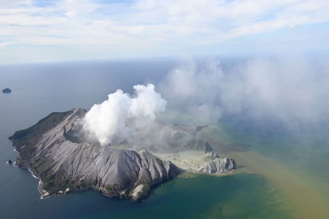 Video: Na Novom Zélande vybuchla sopka White Island
