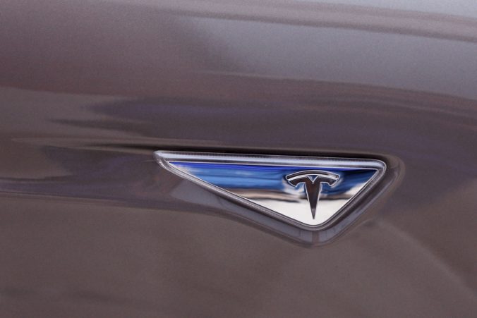 Automobil Tesla narazil do dvoch áut, keď bol v režime autopilota