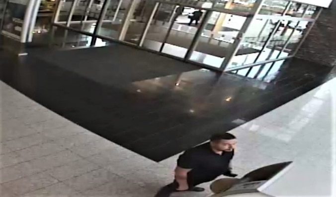 Foto: Z bankomatu zmizli zabudnuté peniaze, hľadajú muža z kamerových záznamov