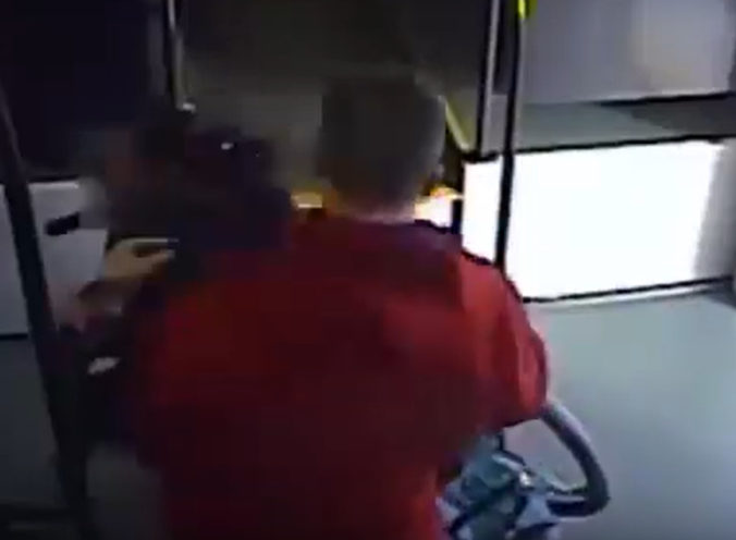 Muž sa pokúsil ukradnúť žene invalidný vozík, na ktorom sedela (video)