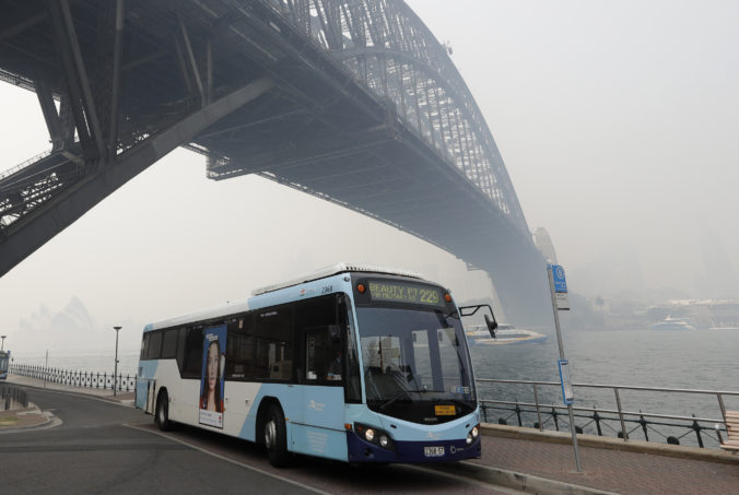 Sydney zahalil dym z lesných požiarov, narušil dopravu a viedol aj k evakuáciám (video)