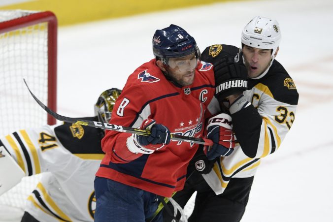 Tatar skóroval, Boston neuspel v súboji dvoch najlepších tímov NHL a Chára sa pobil (video)