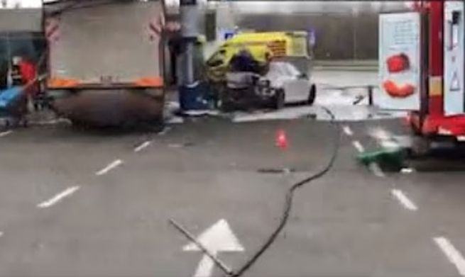 Na čerpacej stanici v Bratislave sa stala hrozivo vyzerajúca nehoda (video)