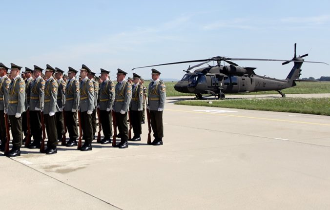 Vrtuľníky Black Hawk by mali prezbrojiť ešte pred voľbami, ale verejné obstarávanie je otázne