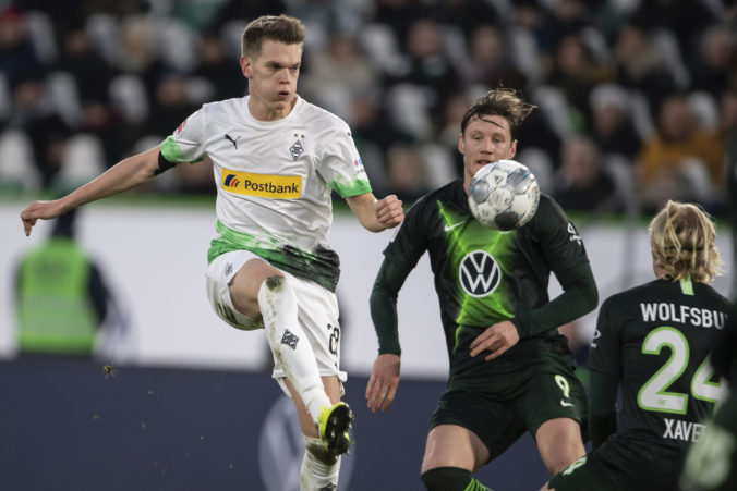 Bénesov Mönchengladbach prišiel o prvé miesto v tabuľke I. bundesligy, Schalke zdolalo Frankfurt