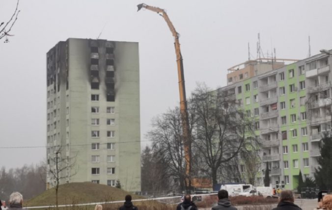 Búranie zničenej bytovky v Prešove sa začalo, sú prijaté aj špeciálne opatrenia (naživo)