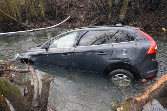 Vodič Volva zrejme nedal prednosť a zrazil sa s BMW, s autom skončil v potoku (foto)