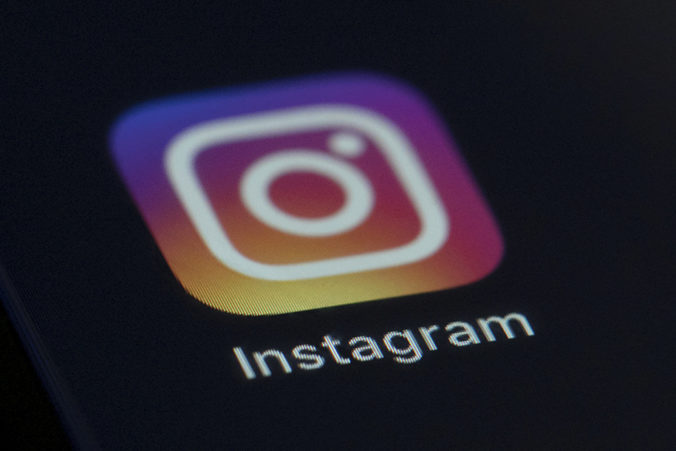 Instagram vytvoril umelú inteligenciu, ktorá odhalí urážlivé popisy k fotkám a videám