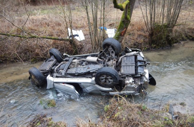 Vodič Mitsubishi dostal šmyk a vyletel z cesty, auto skončilo na streche v potoku (foto)