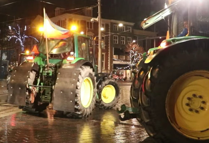 Farmári blokovali cesty v Holandsku na protest proti opatreniam na zníženie znečisťovania (video)