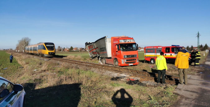Foto: Osobnému vlaku RegioJet na železničnom priecestí skrížil cestu nákladiak