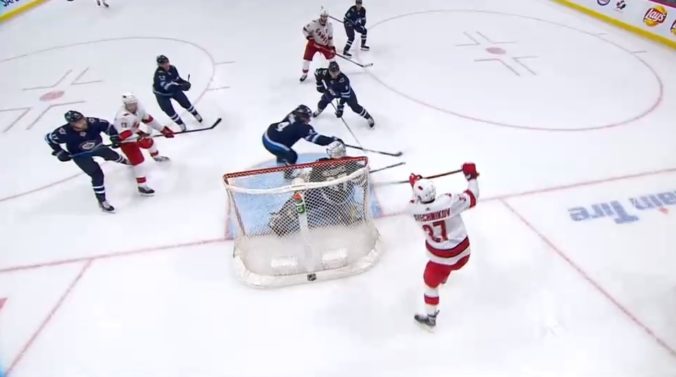 Svečnikov sa v NHL opäť blysol lakrosovým gólom a potešil hokejových fajnšmekrov (video)