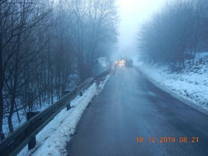 Na ceste z Banskej Štiavnice havaroval autobus, dostal šmyk a skončil na zvodidlách (foto)