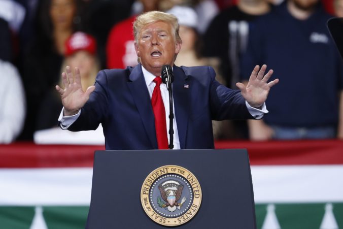 Trump sa na predvolebnom mítingu posťažoval na svinstvá, ktorým musí čeliť