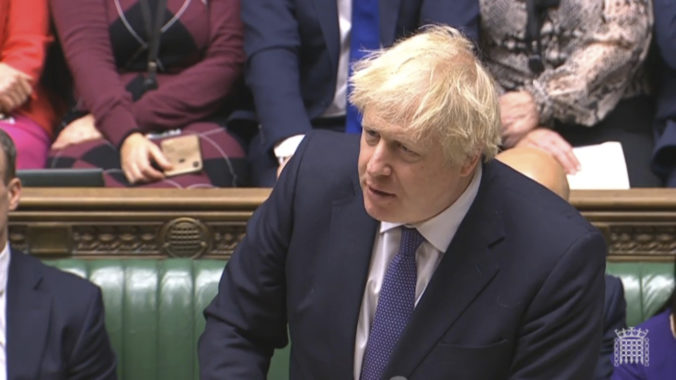 Britskí poslanci podporili Johnsonov plán na odchod z EÚ, prechodné obdobie už nepredĺžia