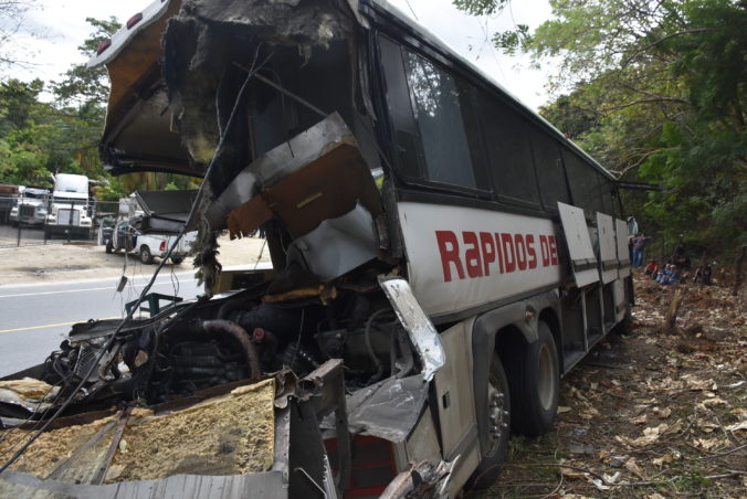 Na východe Guatemaly sa zrazil kamión s autobusom, nehodu neprežilo najmenej dvadsať ľudí