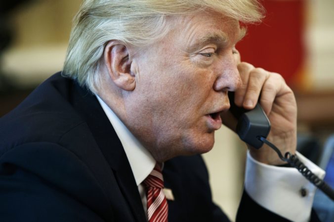 Biely dom krátko po telefonáte Trumpa so Zelenským zmrazil pomoc Ukrajine