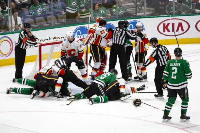 Dallas so Sekerom v zostave schytal „päťku“, v NHL aj prehra „žralokov“ a triumf Arizony (video)