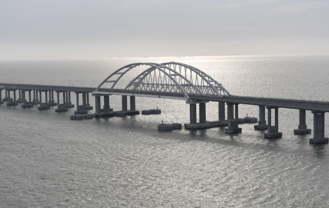 Európska únia skritizovala otvorenie železničného mostu vedúceho na Krym (video)