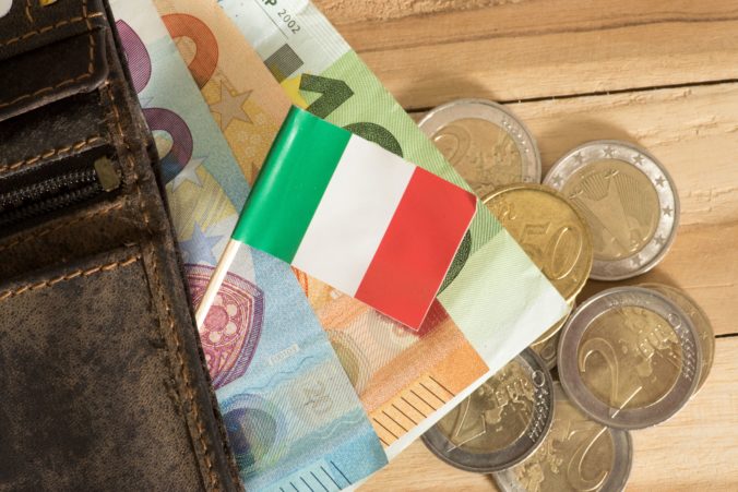Taliansky rozpočet zavádza dane zo sladených nápojov a plastových obalov