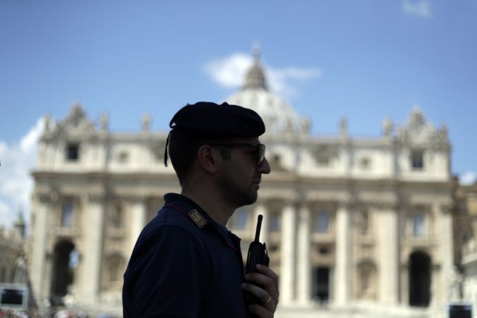 Turista prezlečený za pápeža napadol vo Vatikáne policajtov