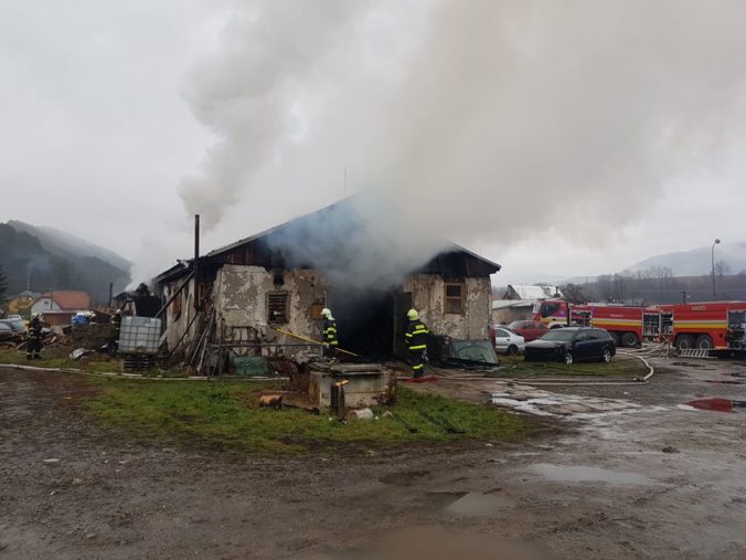 V obci Stráža horel autoservis, majiteľ odhadol škody na 65-tisíc eur (foto)