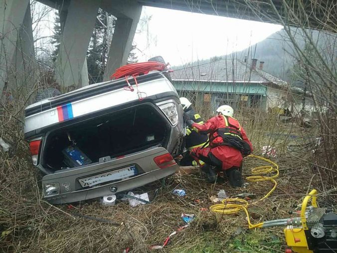 Auto spadlo z mosta a zostalo prevrátené na streche, boli v ňom aj dve deti (foto)