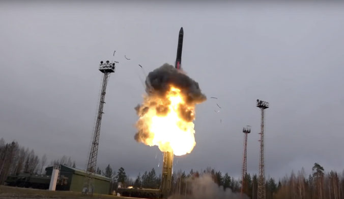 Rusko uviedlo do prevádzky hypersonický raketový systém Avangard, má byť nezostreliteľný (video)