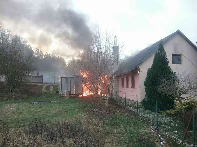 Motorest v Bzinciach pod Javorinou pohltili plamene, oheň sa rozšíril aj na strechu (foto)