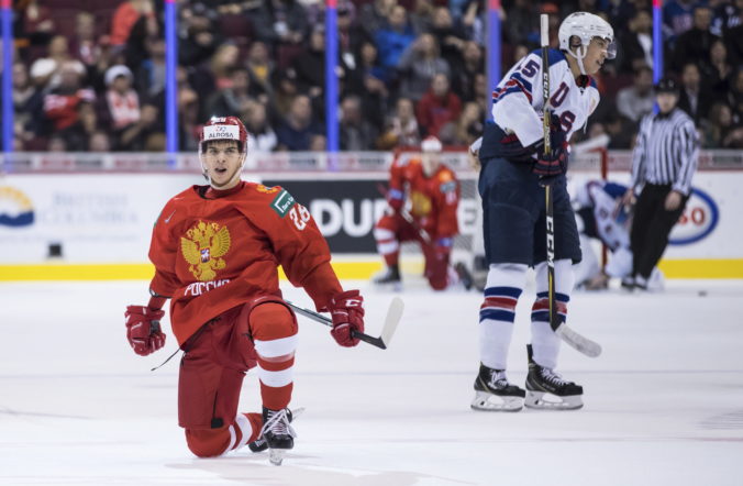 Američania zdolali na MS v hokeji do 20 rokov Rusov a dostali sa na čelo skupiny