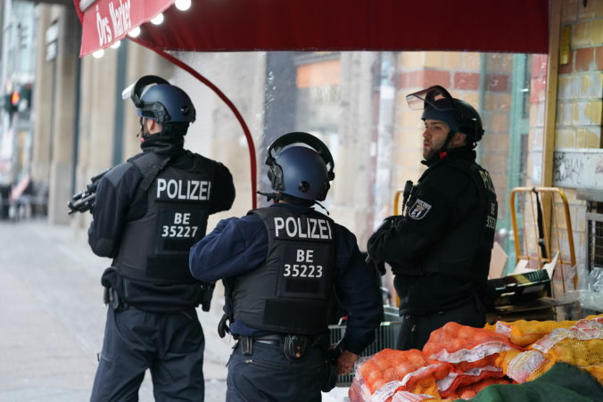 Policajná operácia blízko bývalého Checkpoint Charlie paralyzovala centrum Berlína
