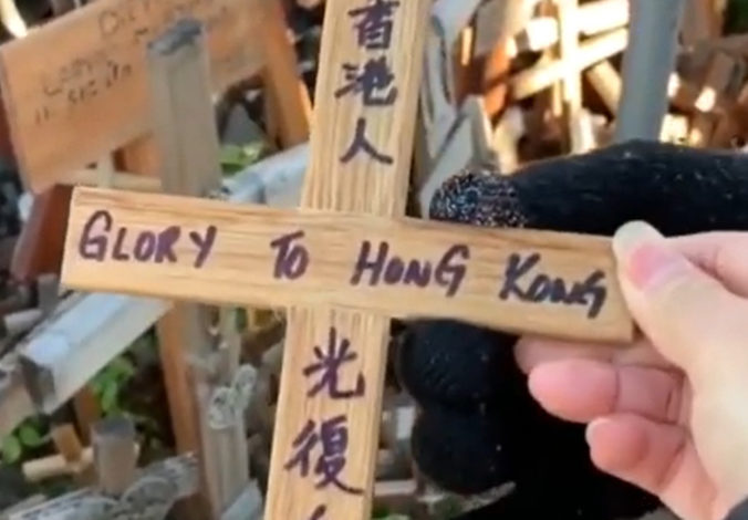 Turistka znesvätila pútnické miesto, v kontroverznom videu odstránila z hory drevený kríž