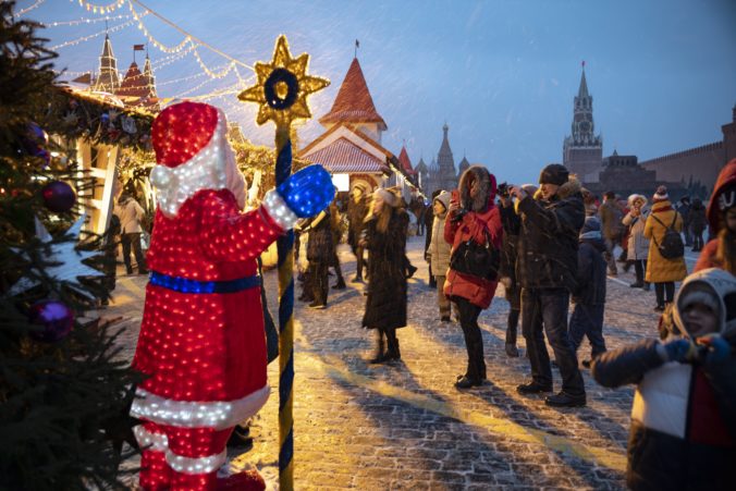 Úrady v Moskve sa rozhodli oživiť oslavy Nového roku, do centra dali priviezť umelý sneh