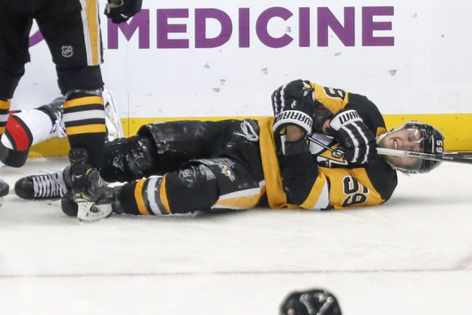 Guentzel tvrdo narazil na mantinel, Jaroš má prvý bod v tejto sezóne NHL (video)