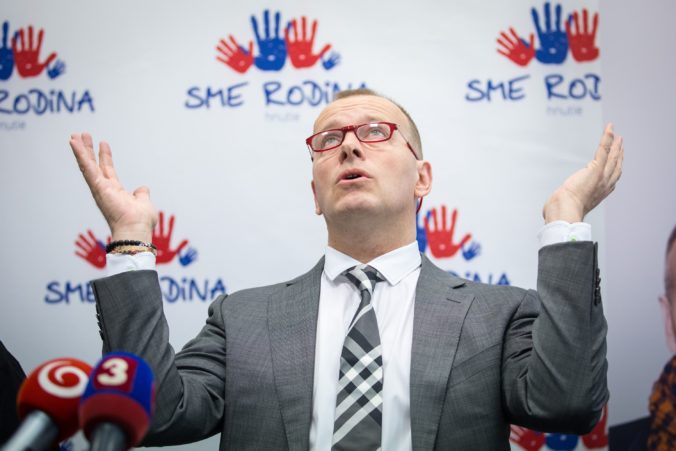 Čo sľubujú strany Slovákom pred voľbami? Aj auto na prenájom a zníženú daň za vernosť