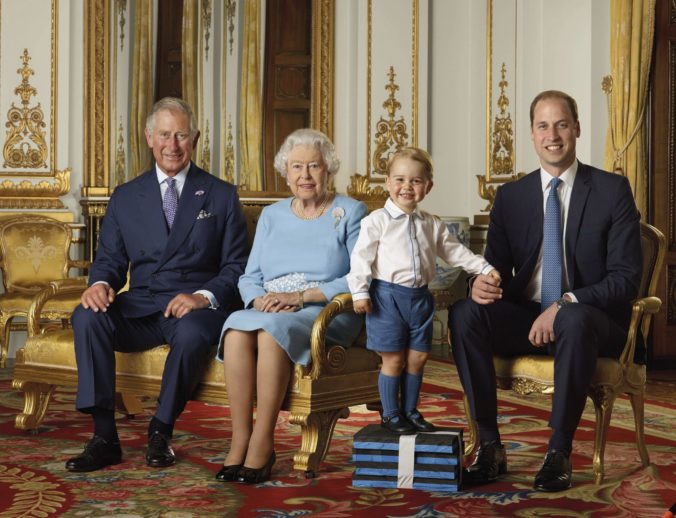 Kráľovná Alžbeta II. sa odfotila s následníkmi trónu, princ George musel pózovať aj na schodíku
