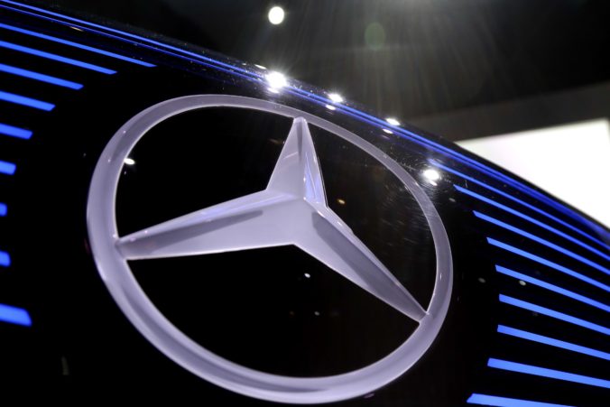 Mercedes-Benz zvoláva na kontroly státisíce áut, problémom sú strešné okná