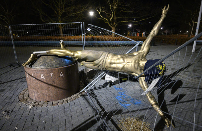 Vandali v Malmö zhodili sochu Ibrahimoviča, hlavu zakryli tričkom s nápisom (foto)