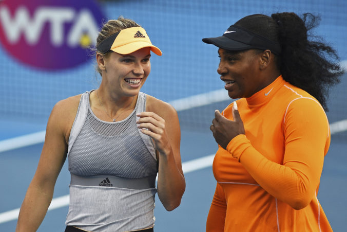 Serena Williamsová a Caroline Wozniacka absolvovali spoločnú víťaznú premiéru vo štvorhre