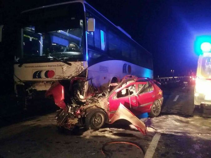 Vodič pri Krupine neprežil čelnú zrážku s autobusom (foto)