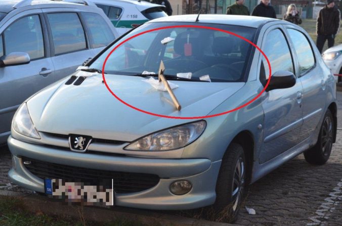 Do kapoty Peugeota zaťal sekeru s vreckom a bielou látkou, polícia antrax vylúčila (foto)