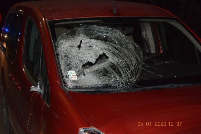 Opitý šofér na Peugeote zrazil troch ľudí v Horných Lefantovciach (foto)