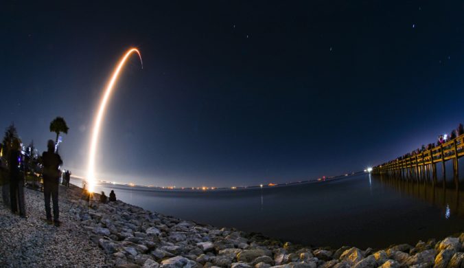 SpaceX vypustila na obežnú dráhu ďalších 60 minisatelitov, vyšla v ústrety aj astronómom
